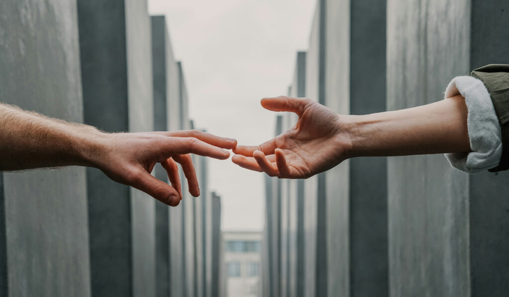 zwei Hände die sich mit den Fingerspitzen berühren